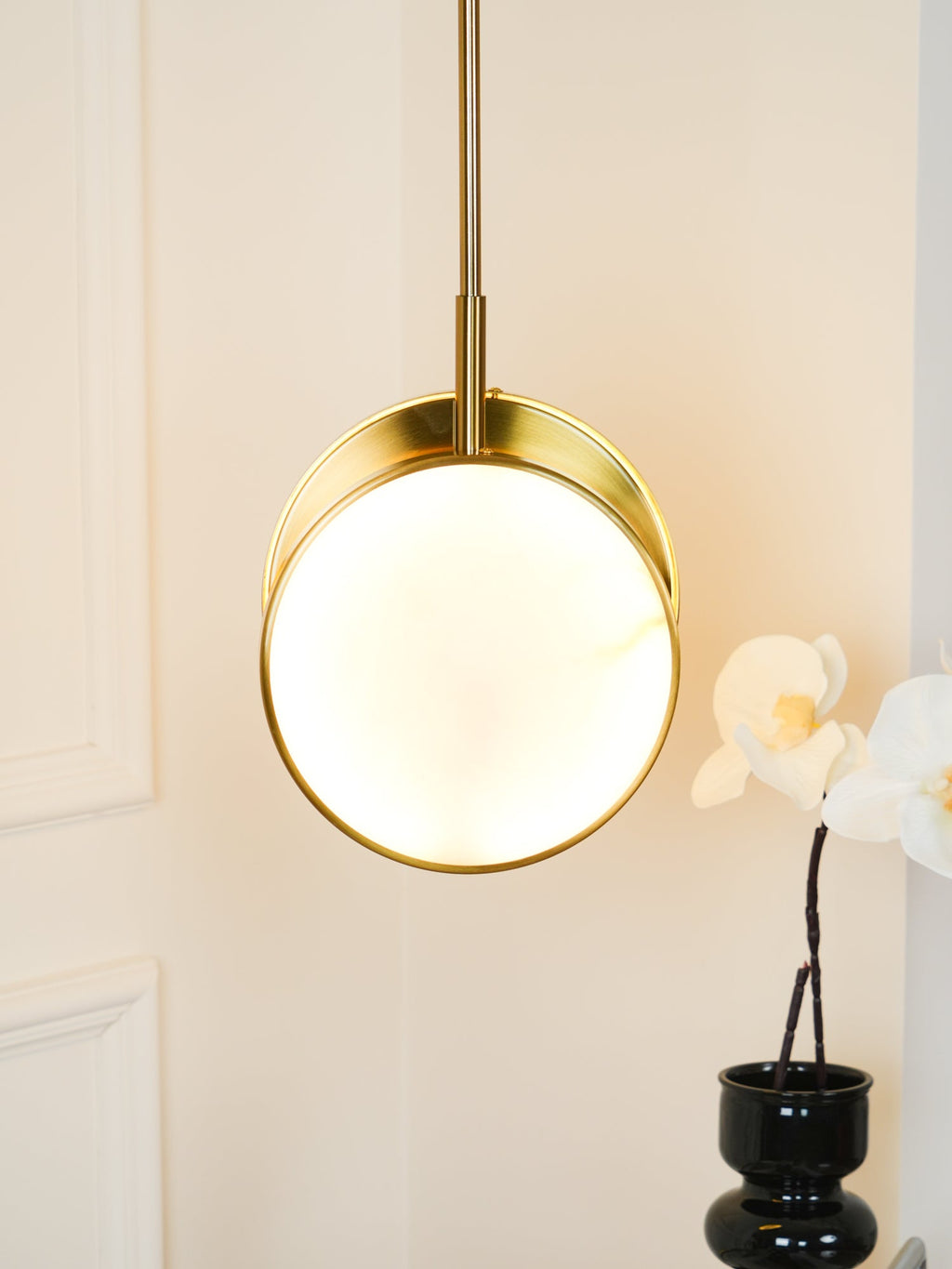 Suspension moderne Maddox en Albâtre Laiton et blanc