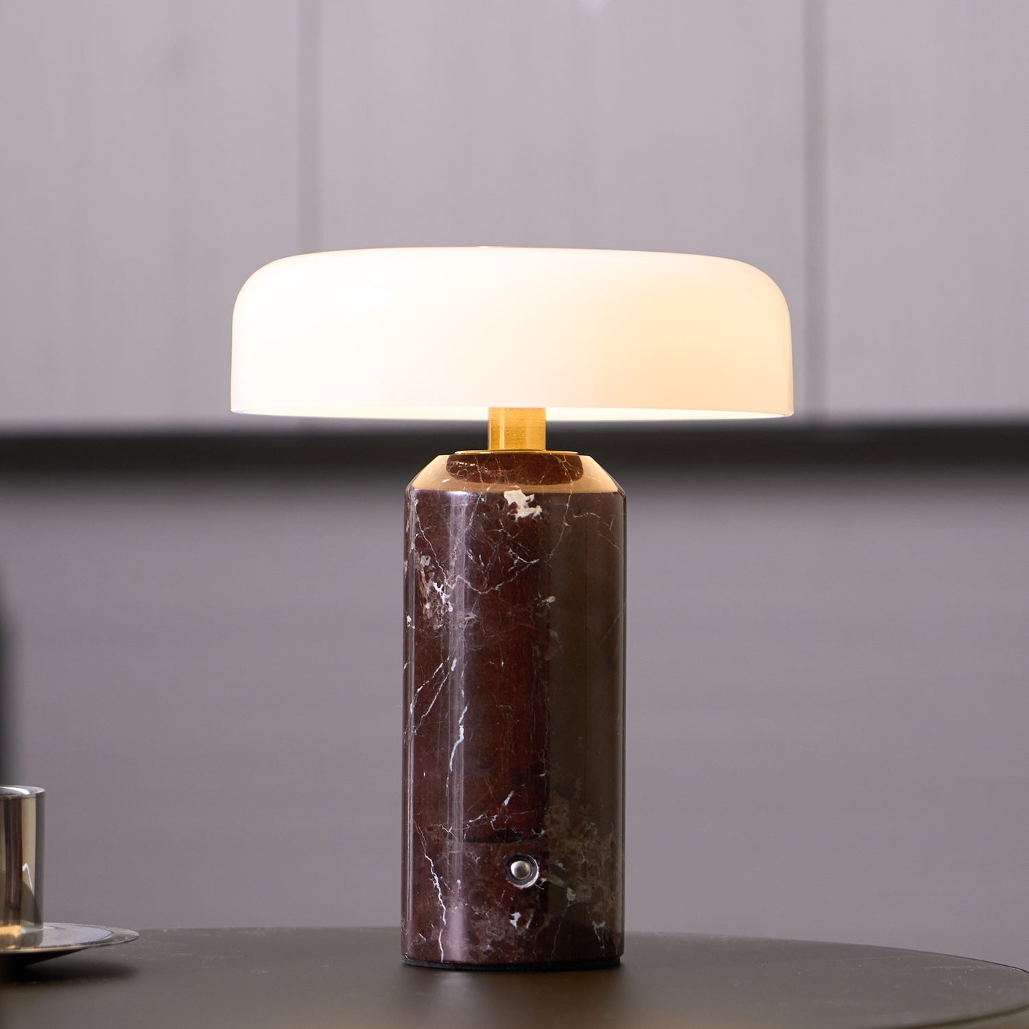 Lampe à poser moderne Fridrek en Marbre Foncé rouge