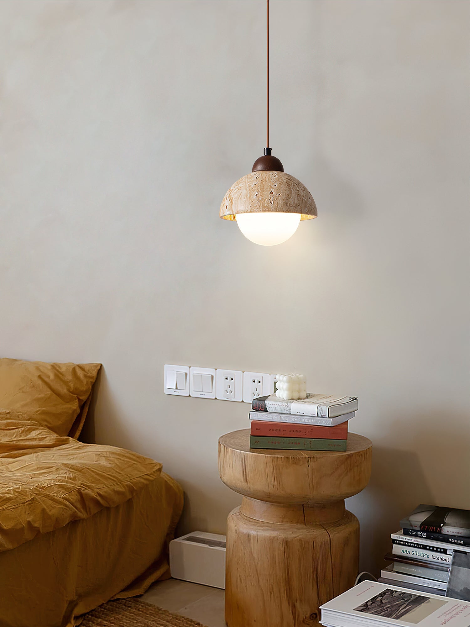 Suspension moderne Delroy en Travertin jaune