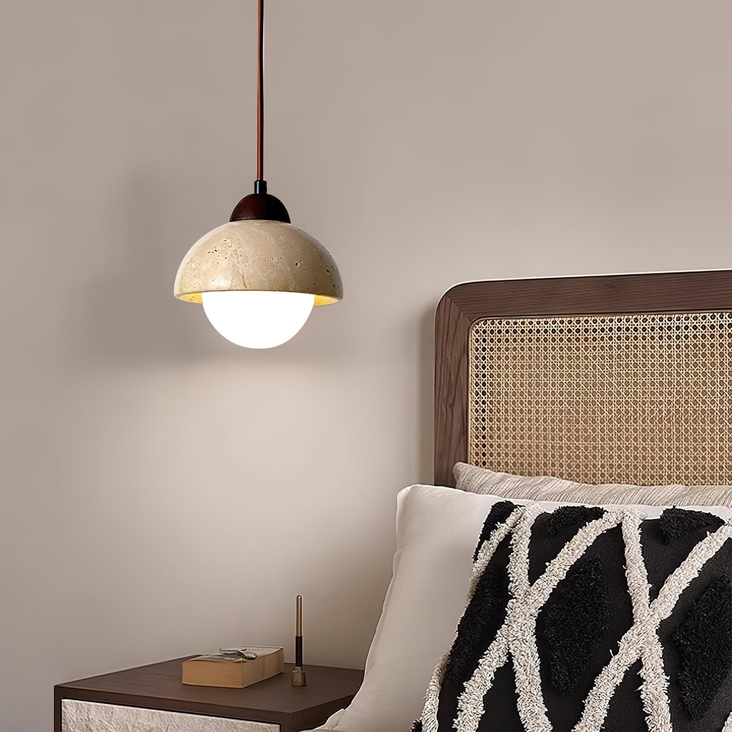 Suspension moderne Delroy en Travertin jaune