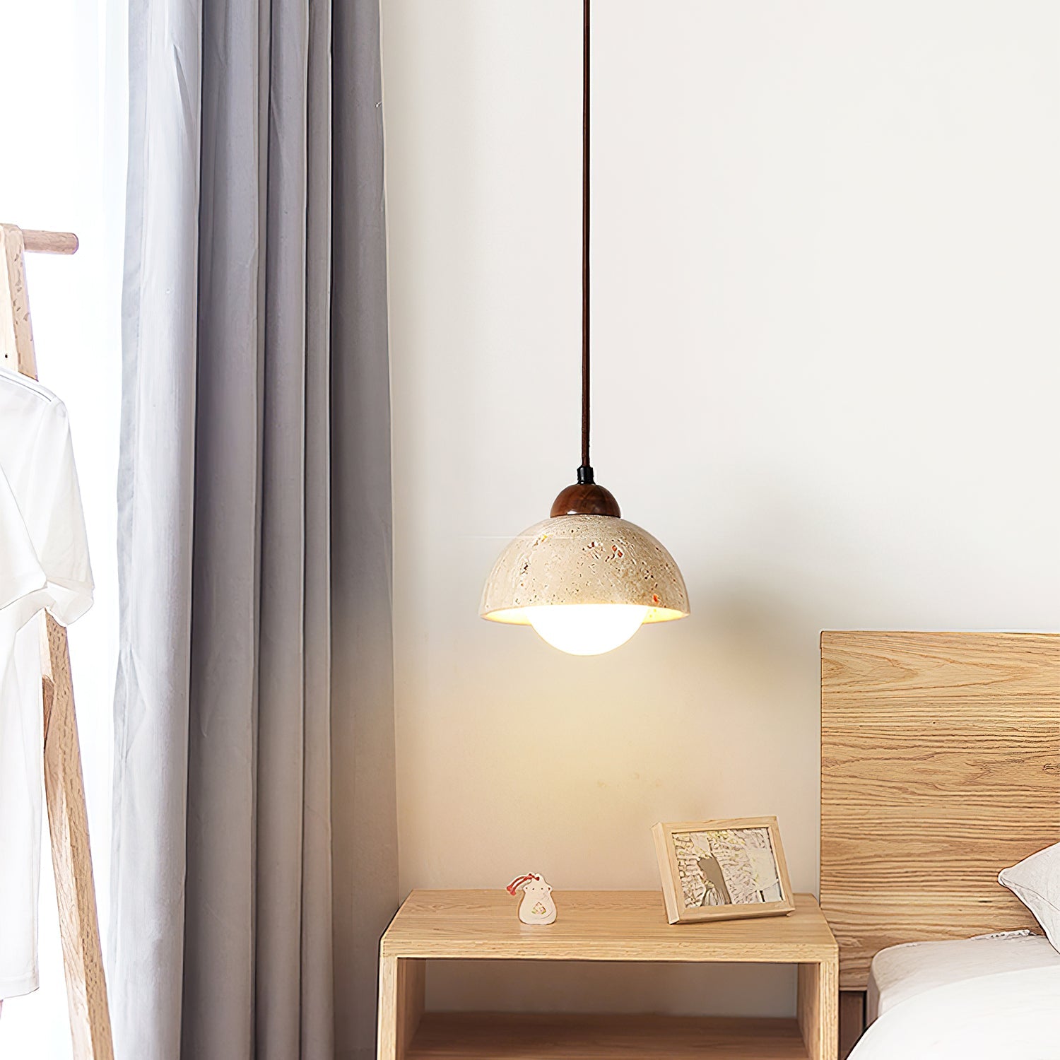 Suspension moderne Delroy en Travertin jaune