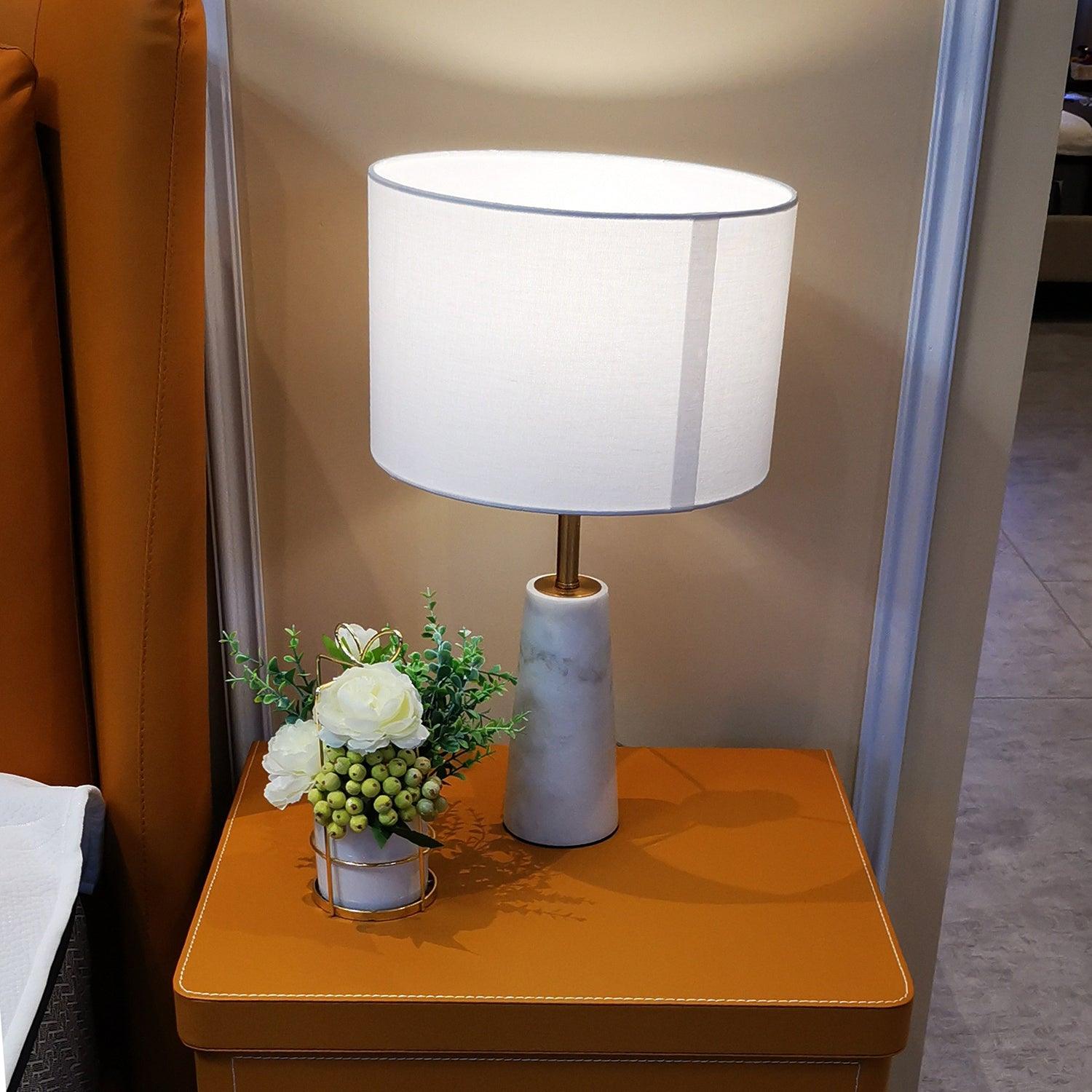 Lampe à poser moderne Athos en Or et blanc marbre