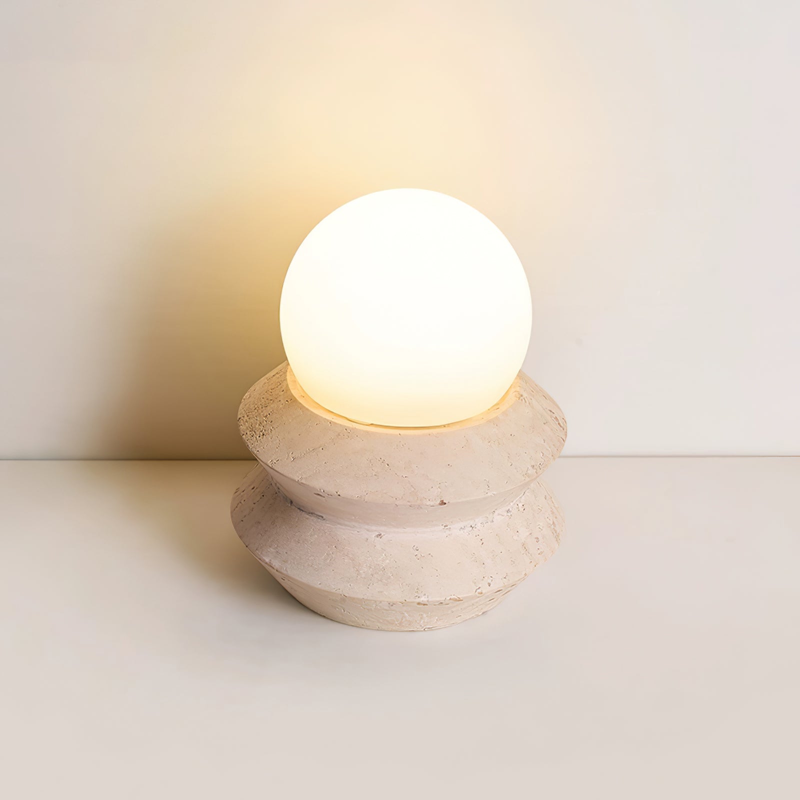 Lampe à poser moderne Armod en Travertin jaune et blanc