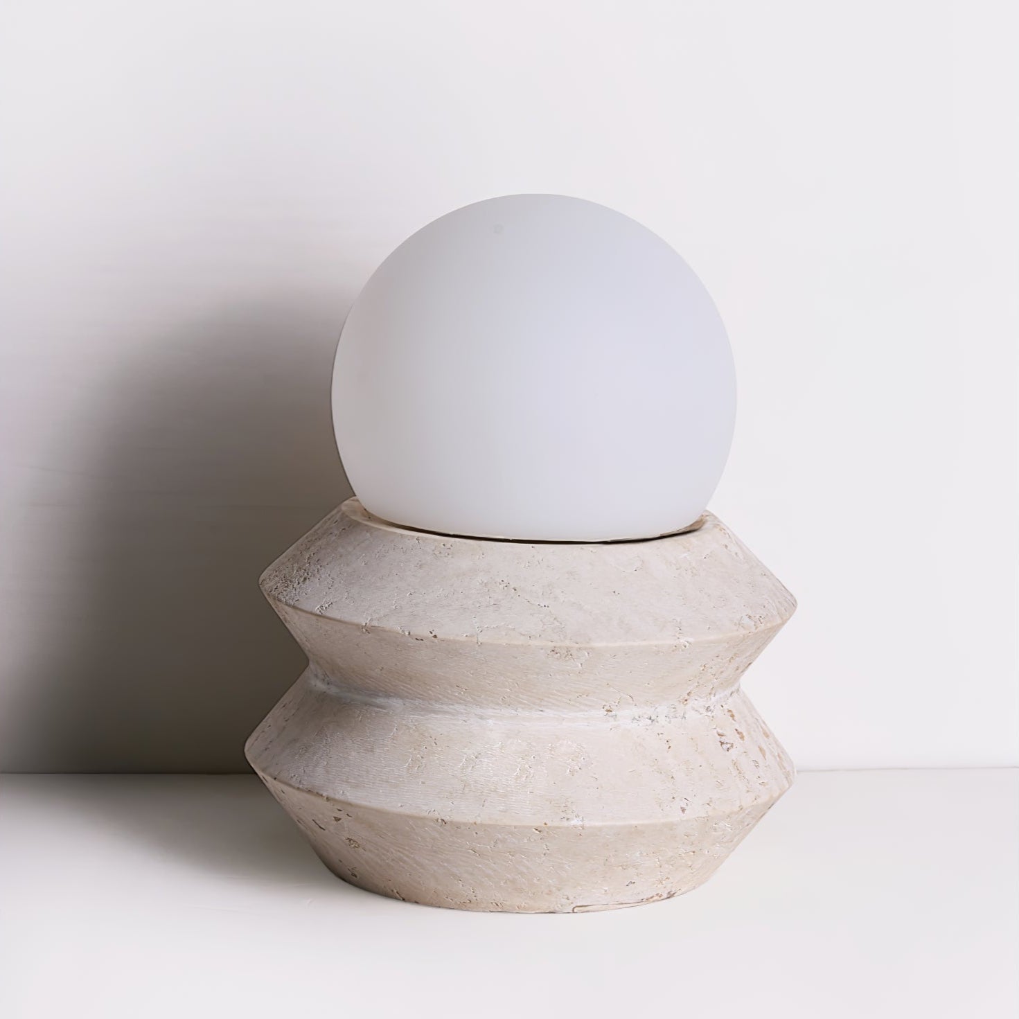 Lampe à poser moderne Armod en Travertin jaune et blanc