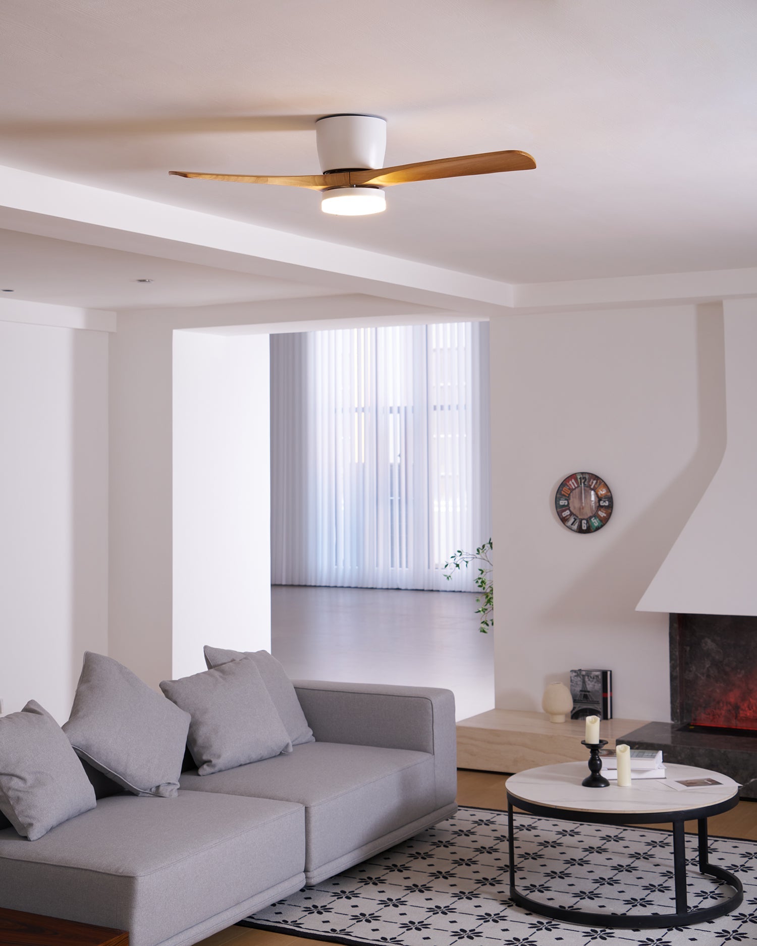 Ventilateur de plafond moderne Tarben en Blanc et bois naturel