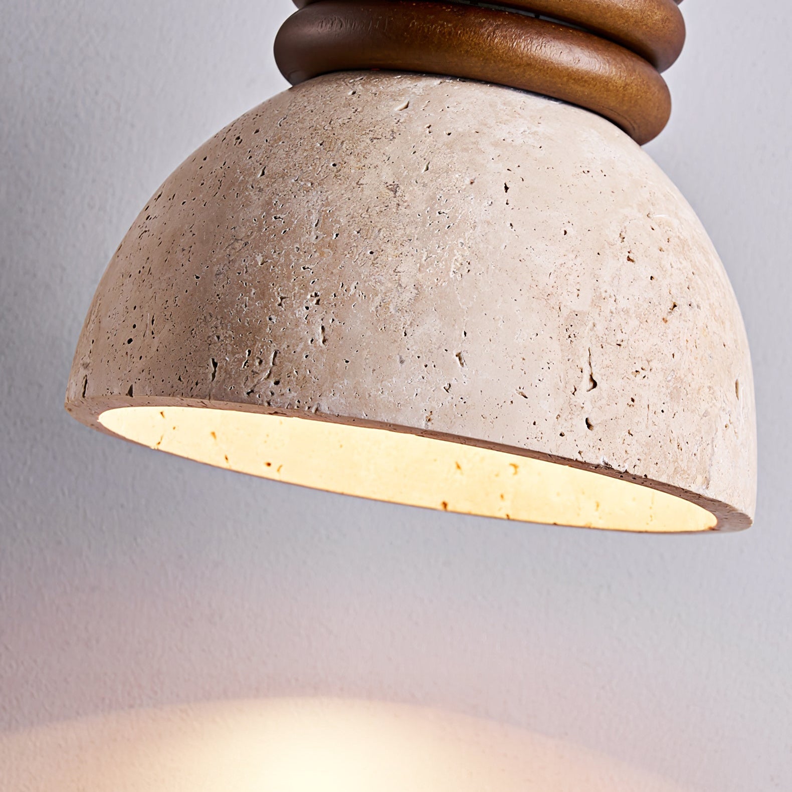 Suspension moderne Rock en Travertin jaune et noyer bois