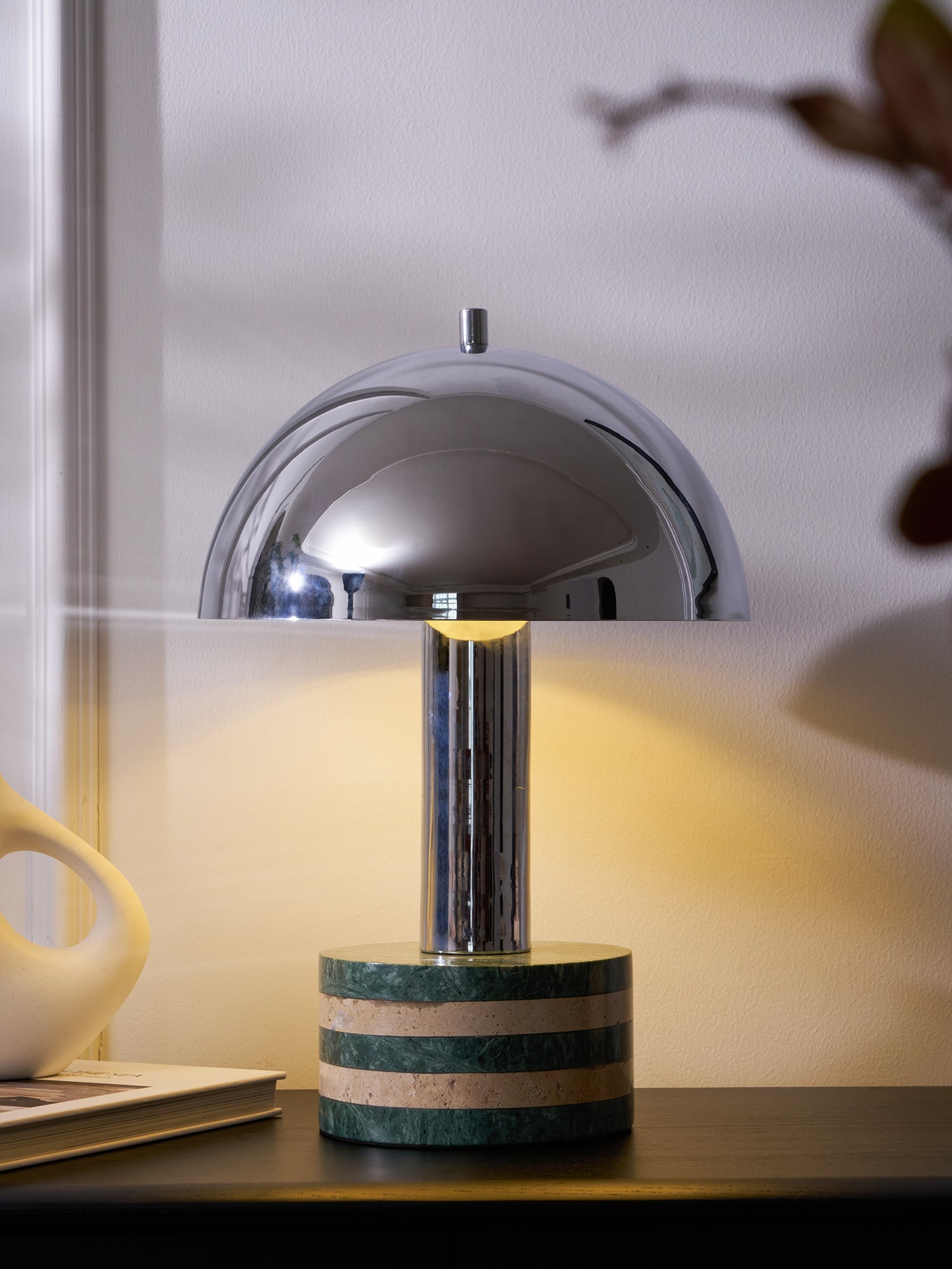 Lampe à poser moderne Agaton en chrome Gris et beige