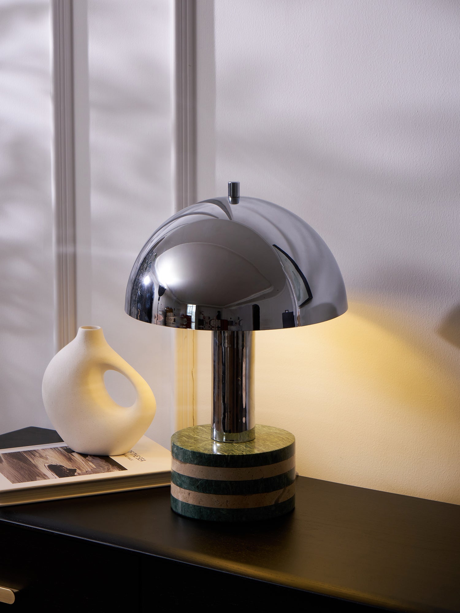 Lampe à poser moderne Agaton en chrome Gris et beige