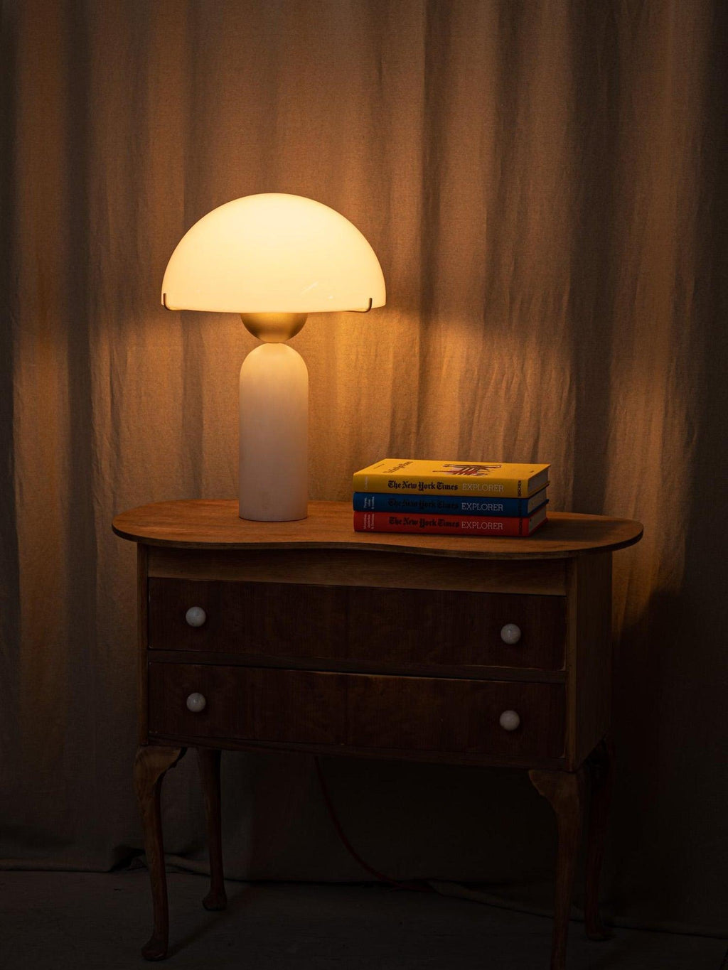 Lampe à poser moderne Galton en Marbre Doré et blanc albâtre