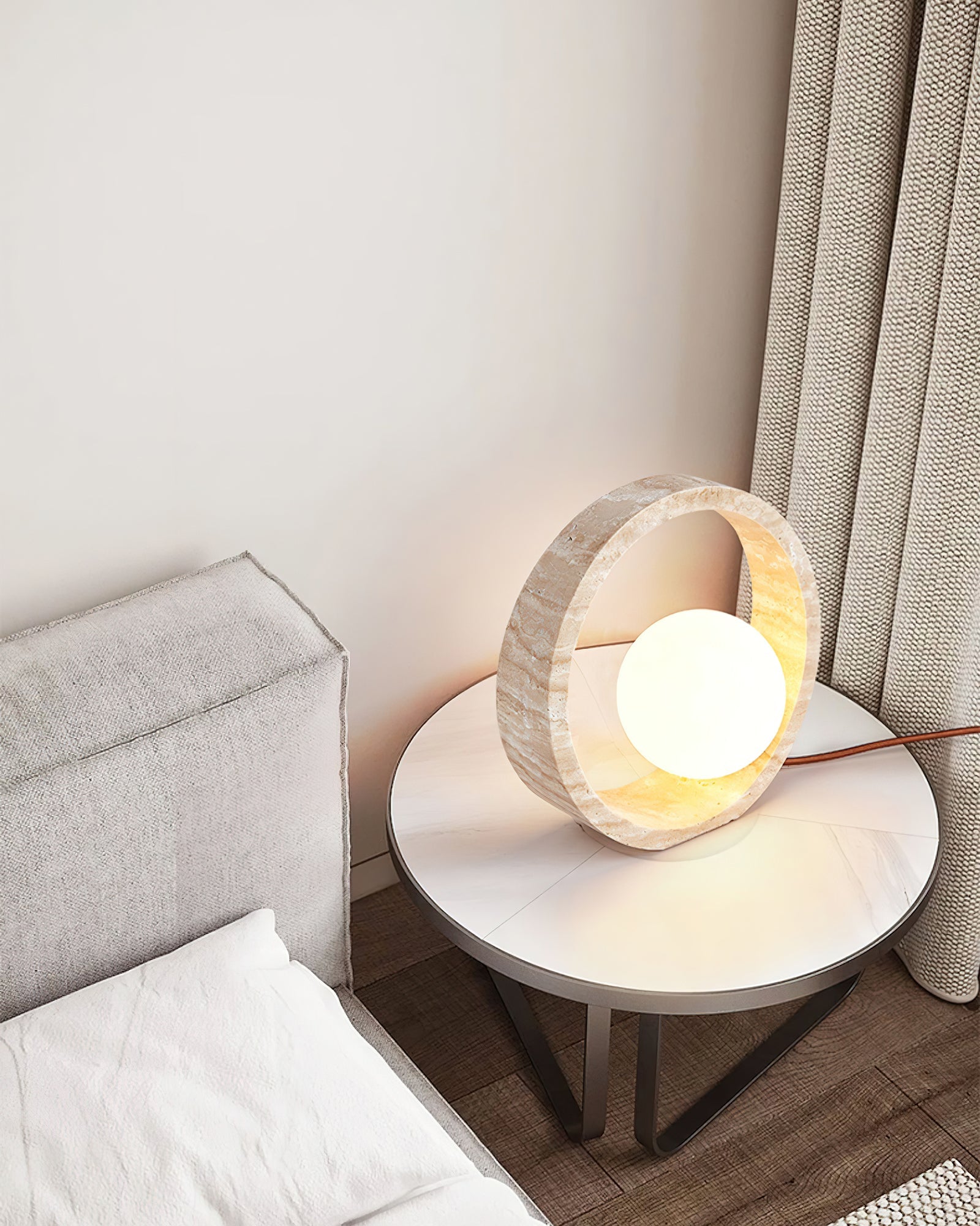 Lampe à poser moderne Hilding en Travertin jaune et blanc