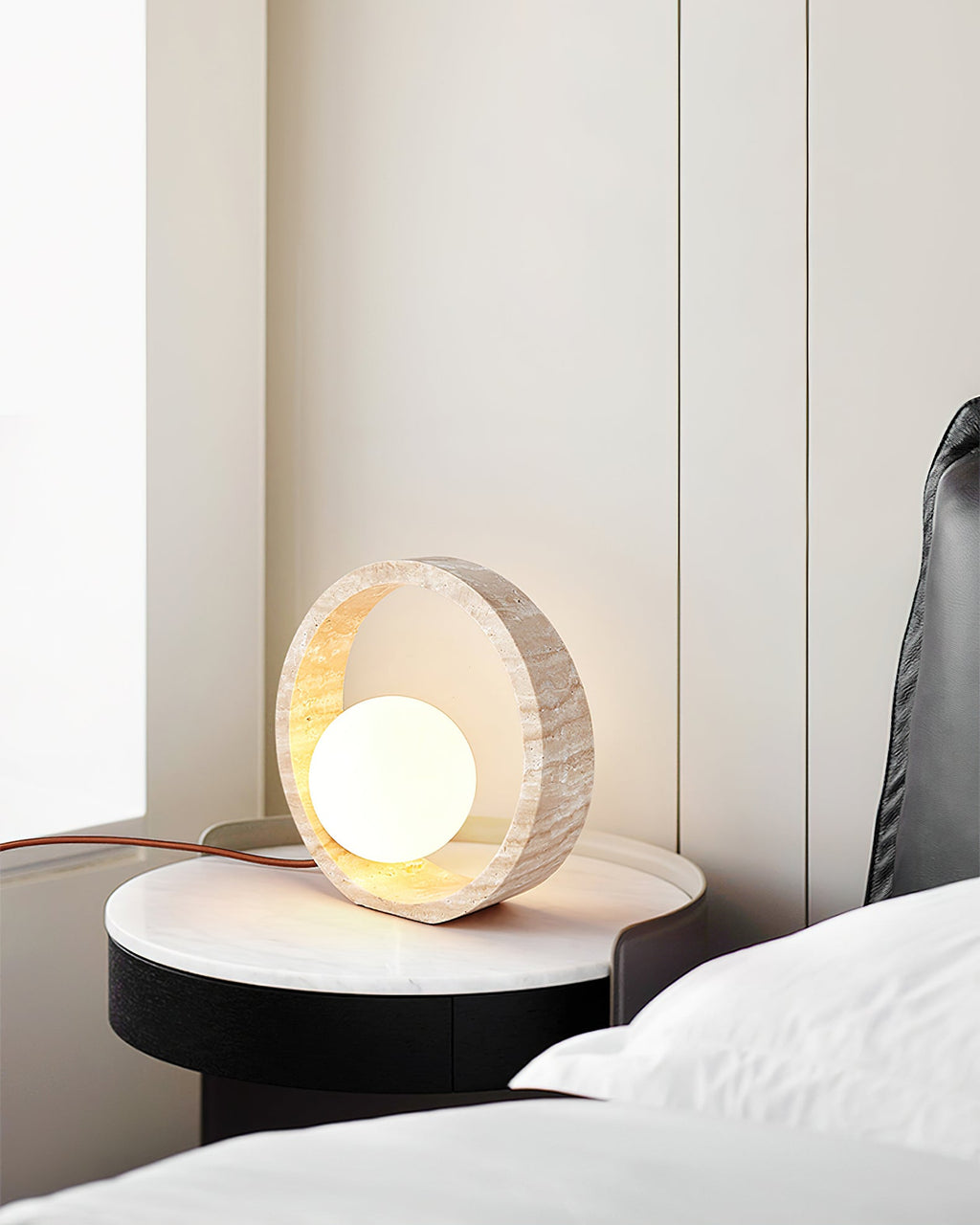 Lampe à poser moderne Hilding en Travertin jaune et blanc
