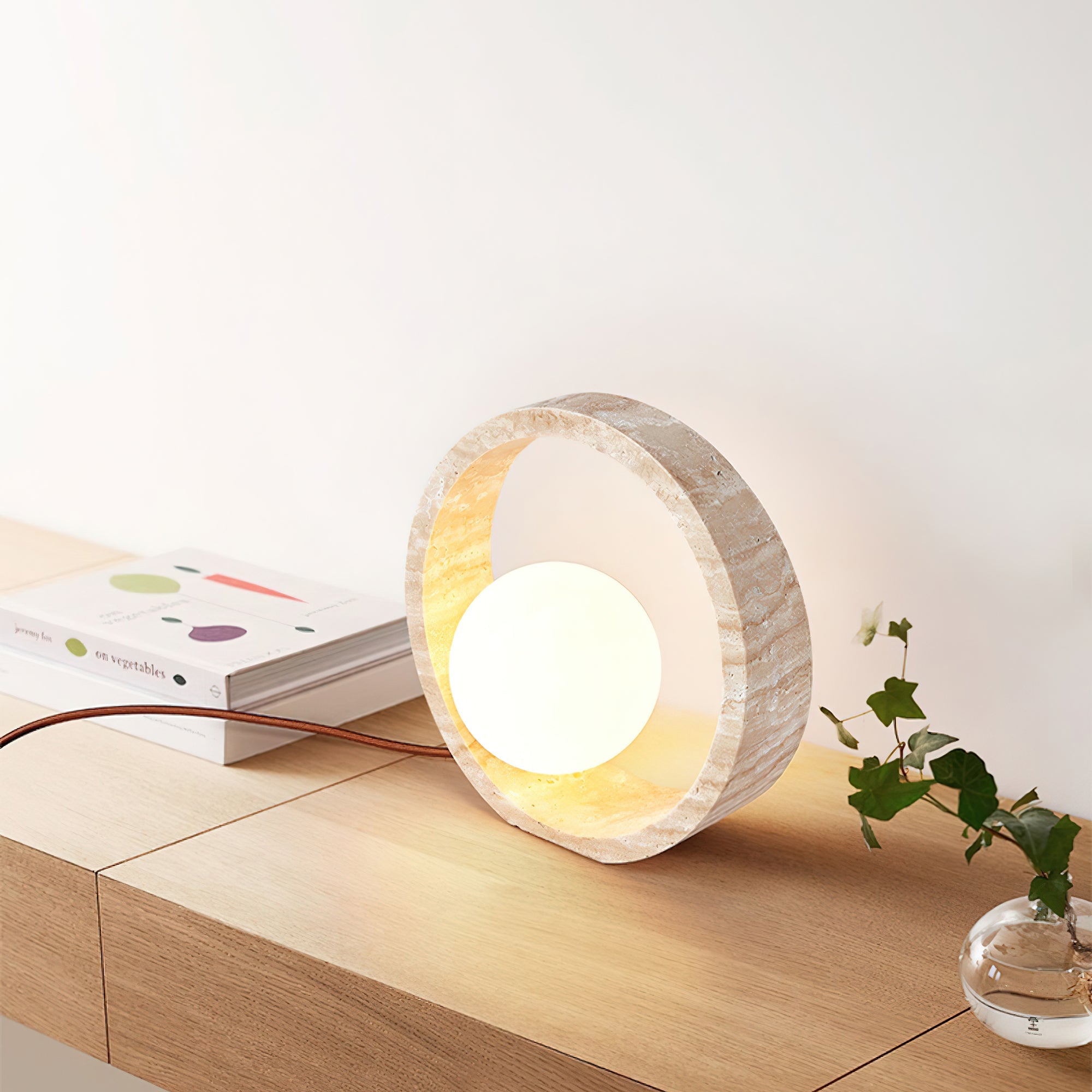 Lampe à poser moderne Hilding en Travertin jaune et blanc