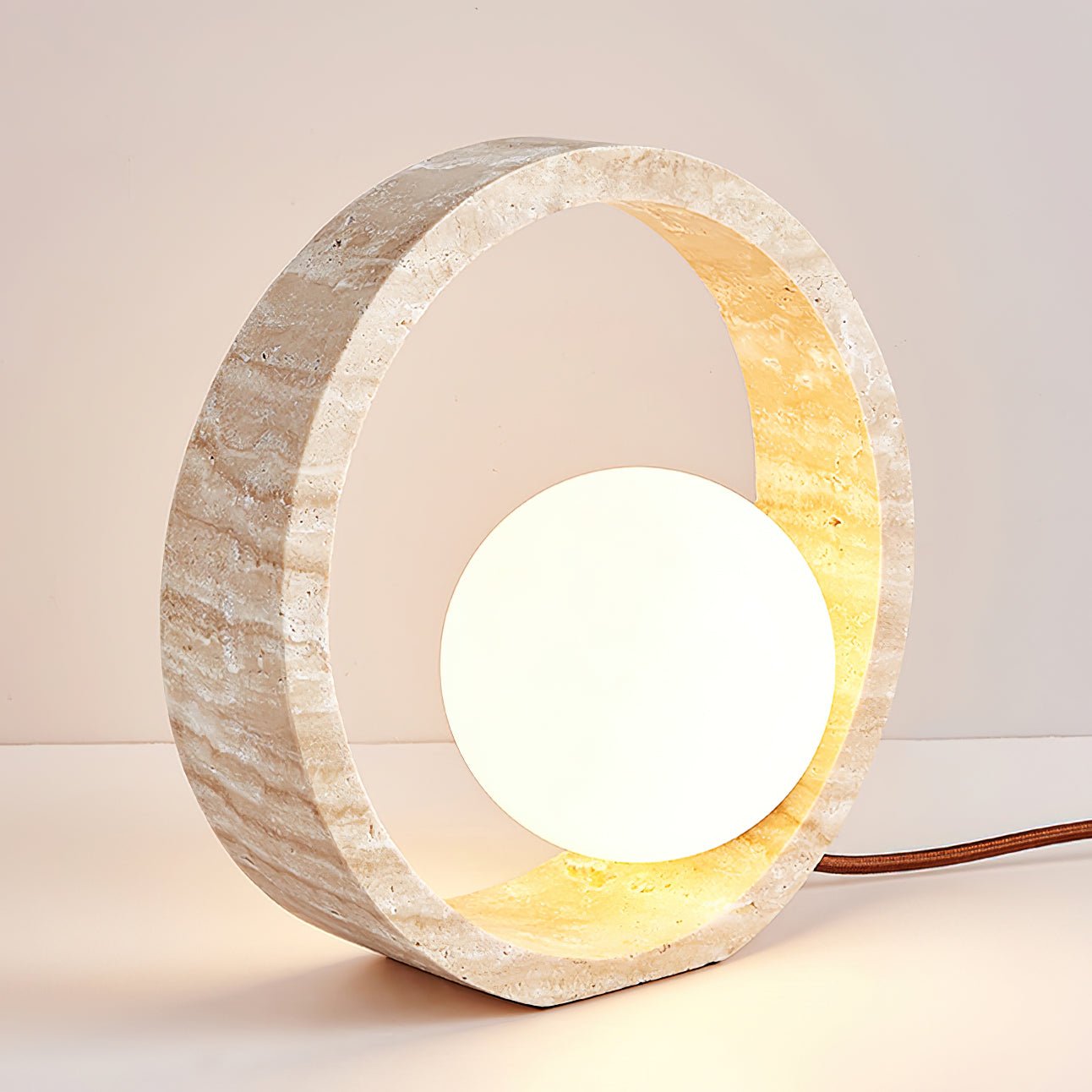 Lampe à poser moderne Hilding en Travertin jaune et blanc
