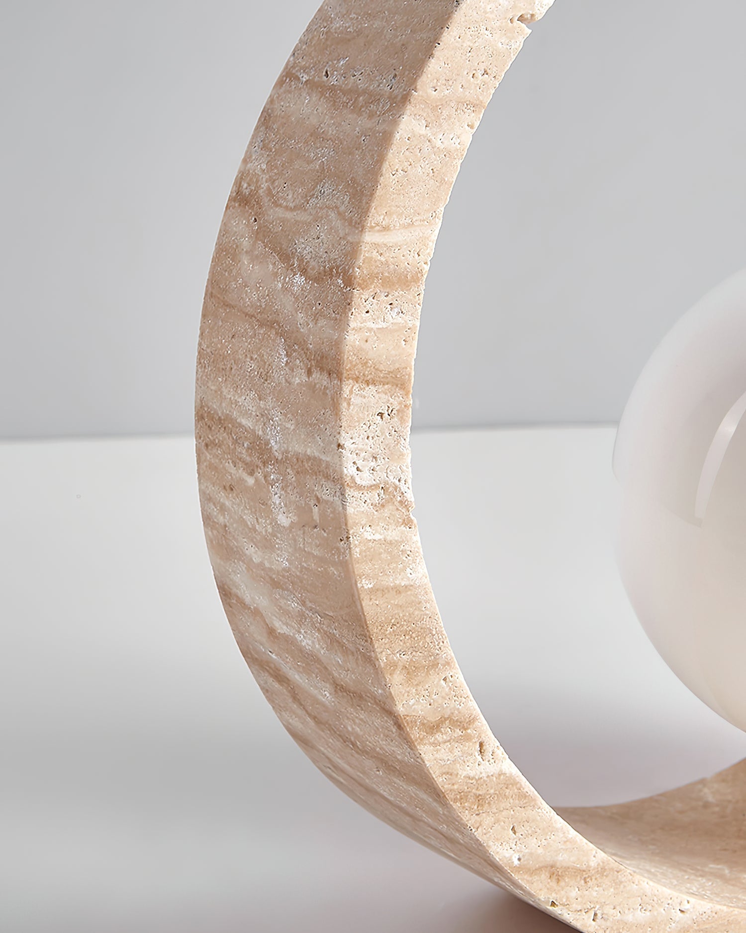 Lampe à poser moderne Hilding en Travertin jaune et blanc