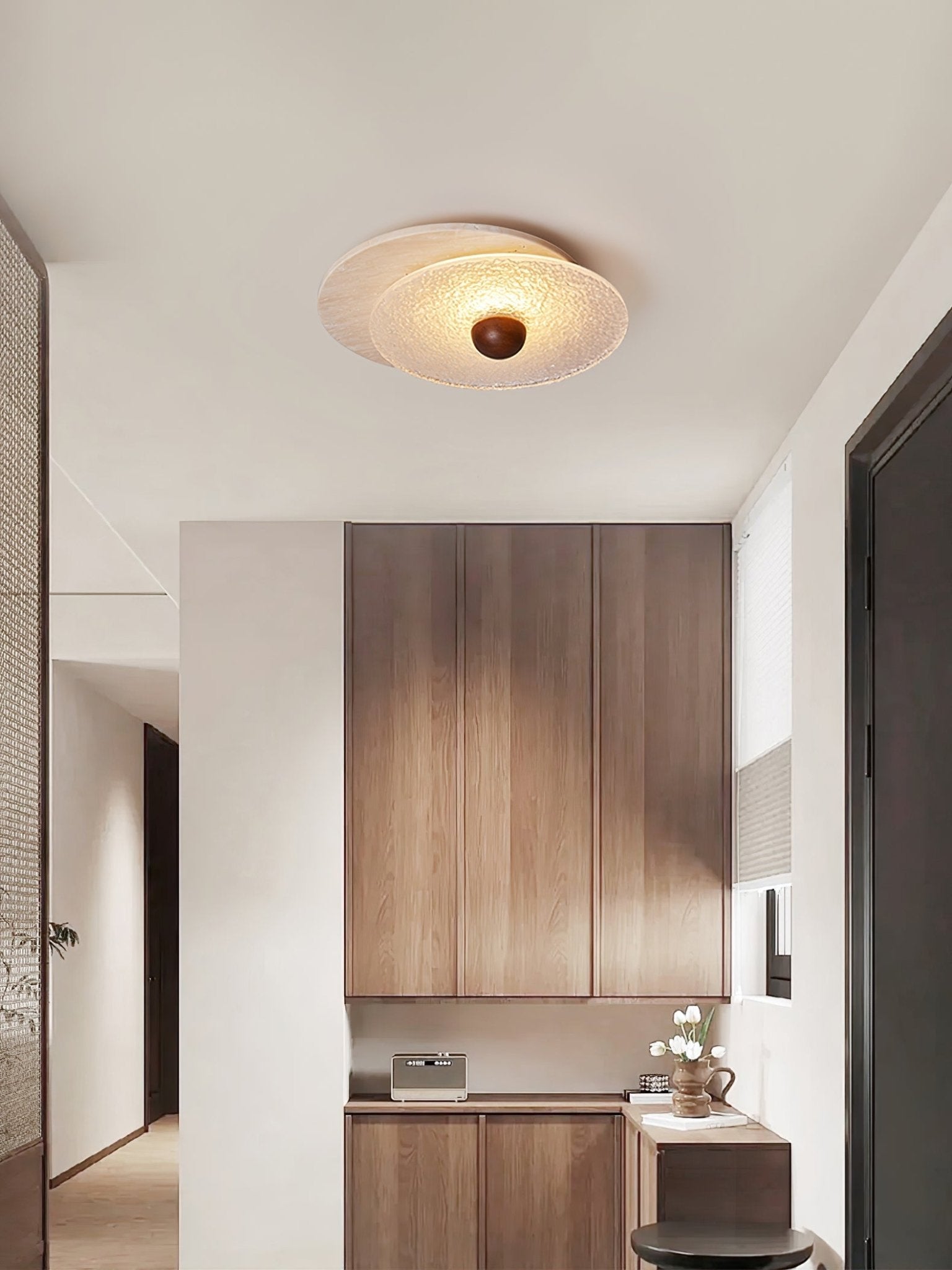 Plafonnier moderne Thorir en Travertin jaune et noyer