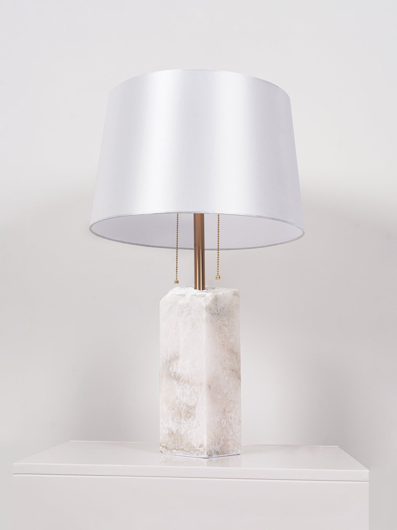 Lampe à poser moderne Ward en Doré et blanc albâtre