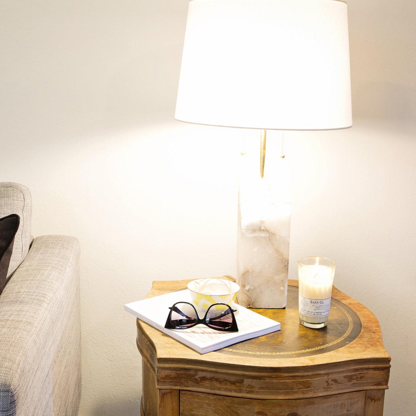 Lampe à poser moderne Ward en Doré et blanc albâtre