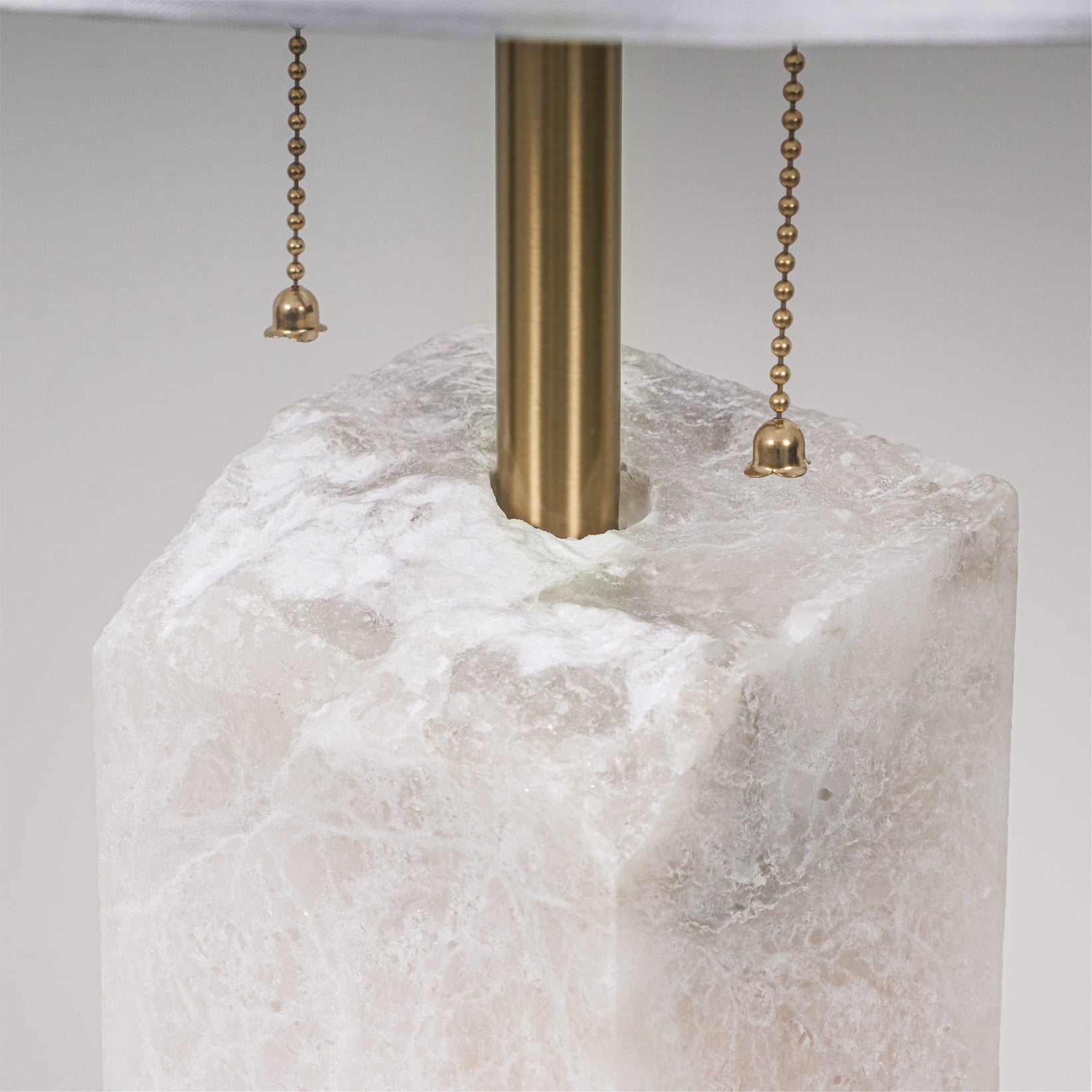 Lampe à poser moderne Ward en Doré et blanc albâtre