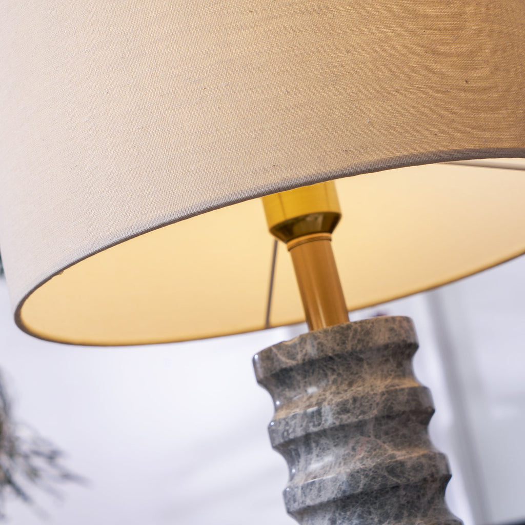Lampe à poser moderne Jorund en pierre Gris et beige