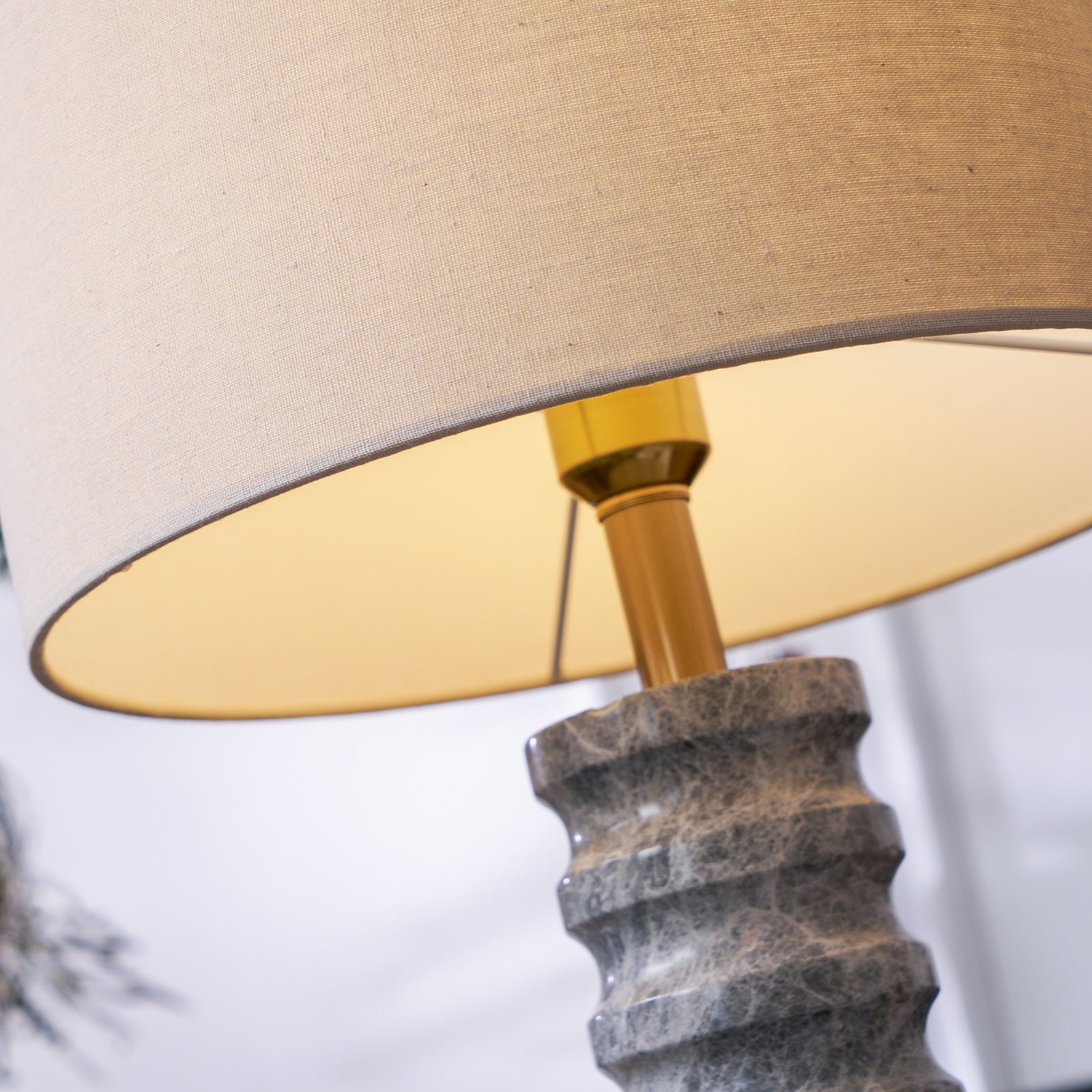 Lampe à poser moderne Jorund en pierre Gris et beige