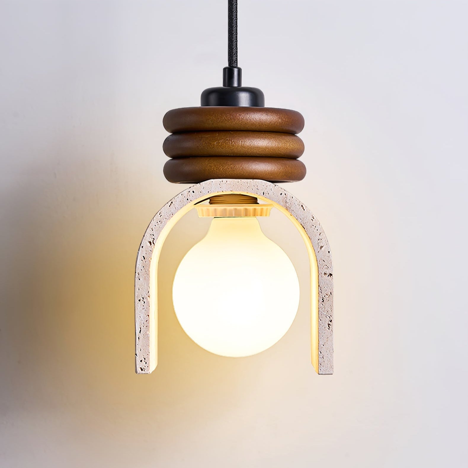 Suspension moderne Urho en Noyer bois et travertin jaune