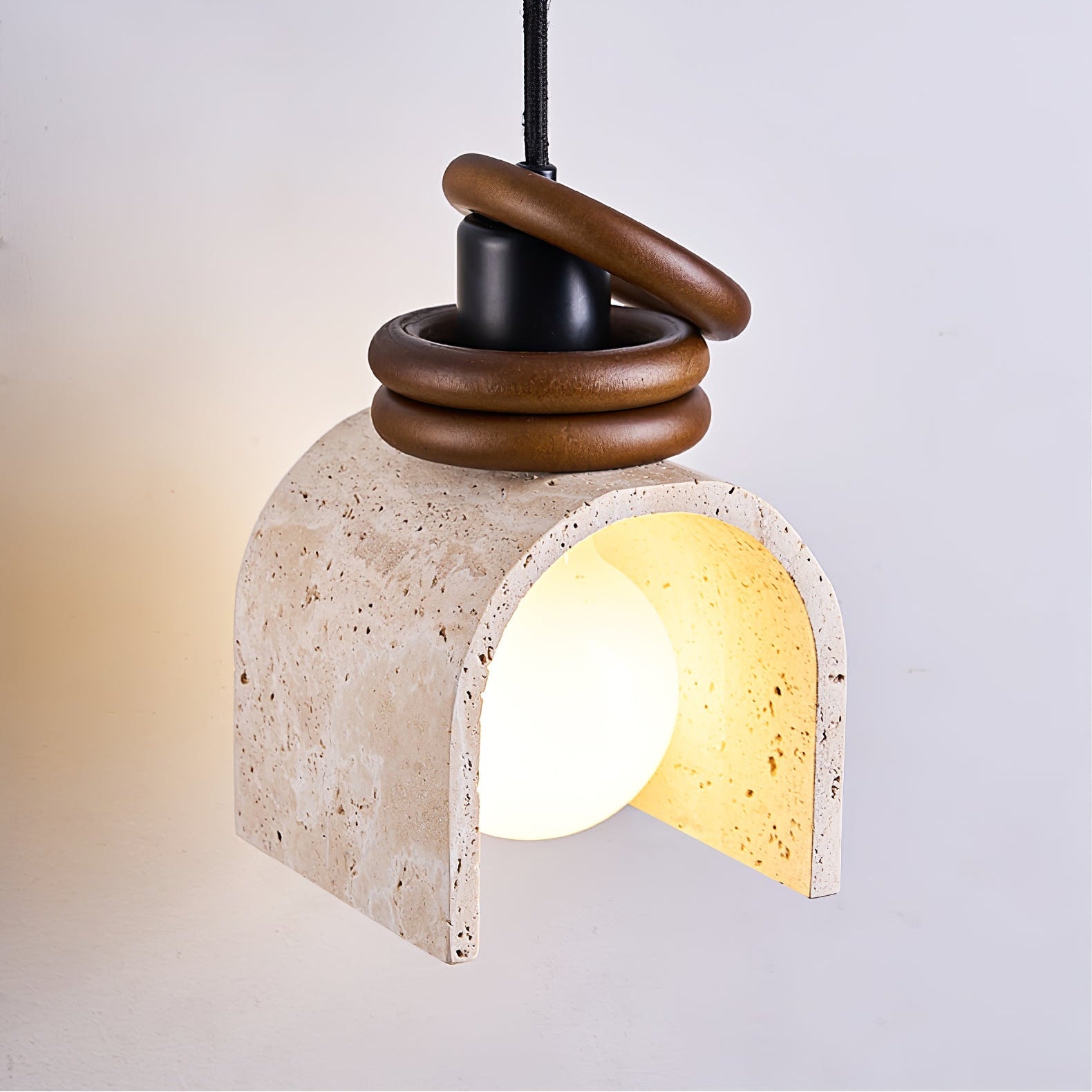 Suspension moderne Urho en Noyer bois et travertin jaune