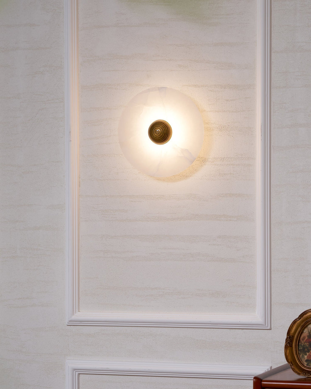 Applique murale moderne Tyr en Albâtre Blanc et bronze