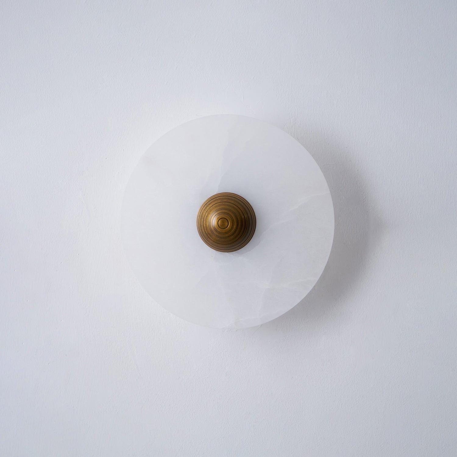 Applique murale moderne Tyr en Albâtre Blanc et bronze