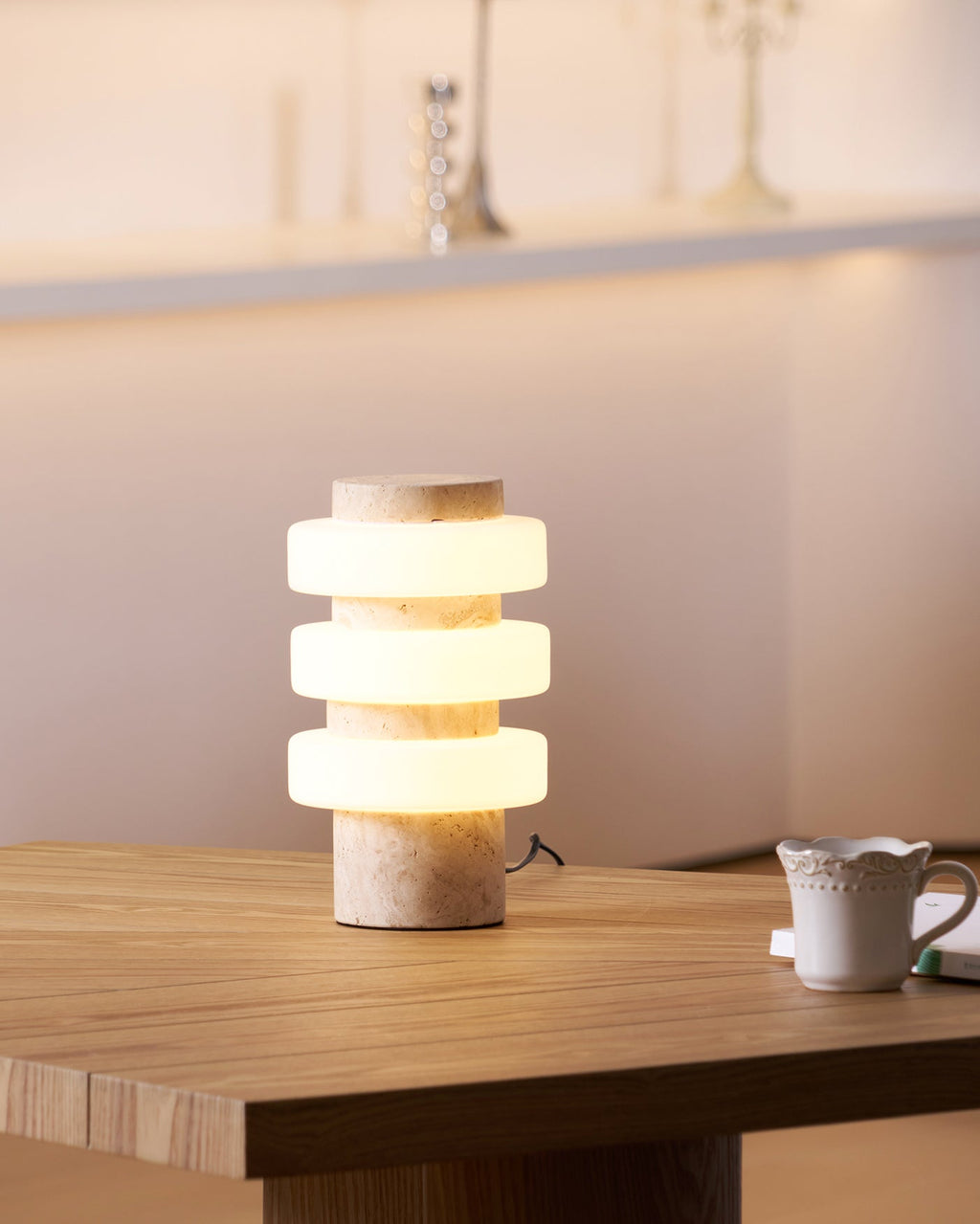 Lampe à poser moderne Otway en Marbre Travertin jaune et blanc