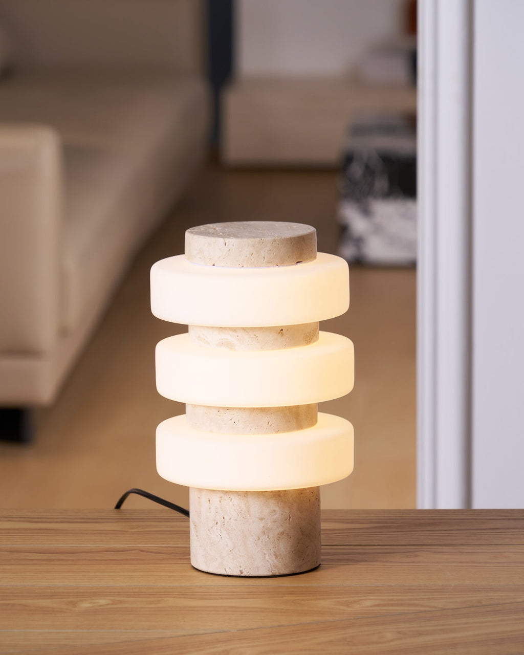 Lampe à poser moderne Otway en Marbre Travertin jaune et blanc