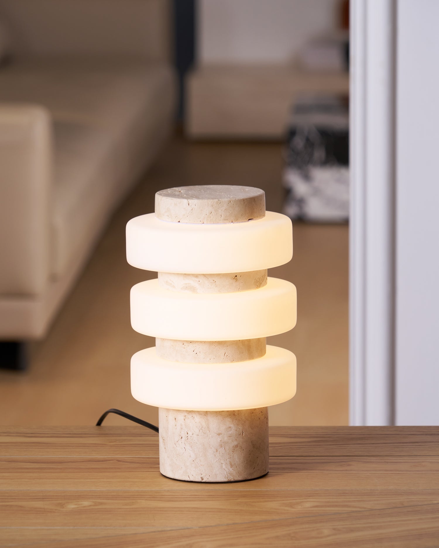 Lampe à poser moderne Otway en Marbre Travertin jaune et blanc