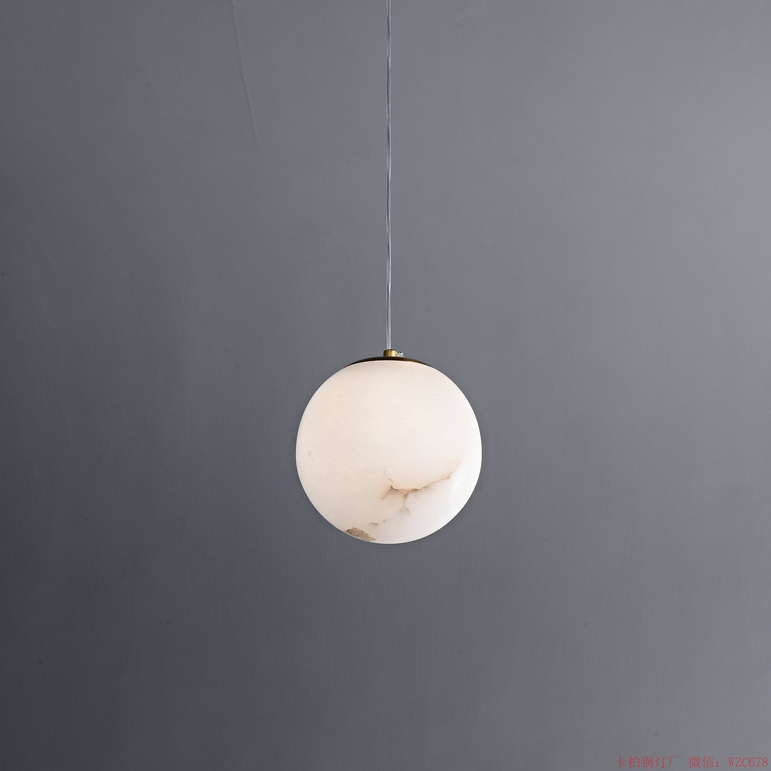 Suspension moderne Xander en Albâtre Laiton et blanc