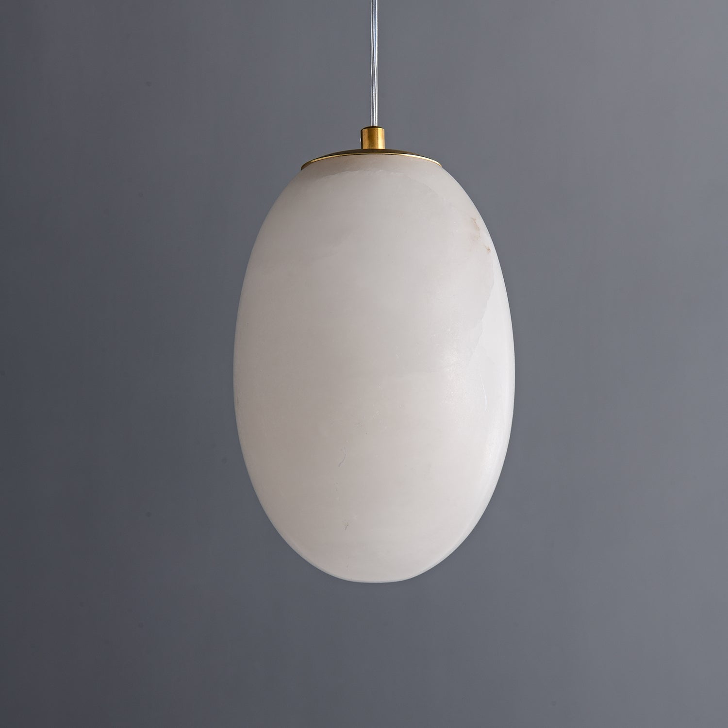Suspension moderne Xander en Albâtre Laiton et blanc