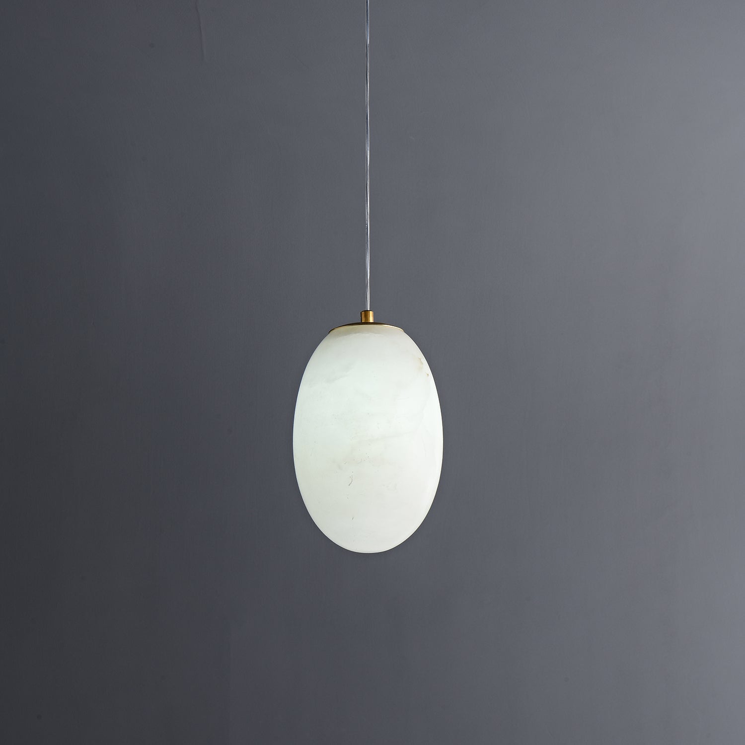 Suspension moderne Xander en Albâtre Laiton et blanc