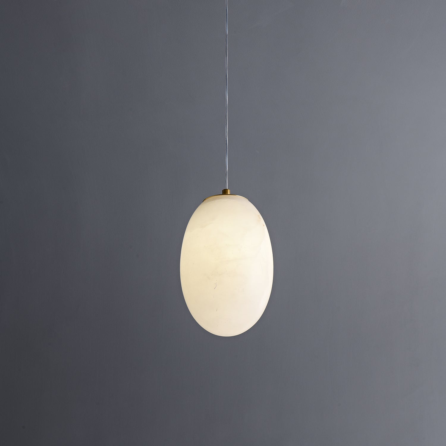 Suspension moderne Xander en Albâtre Laiton et blanc