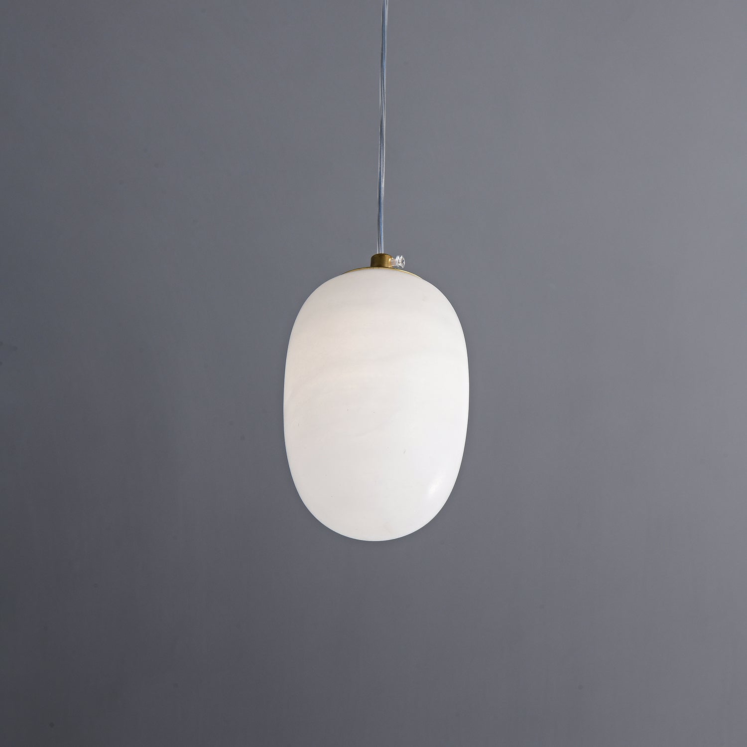 Suspension moderne Xander en Albâtre Laiton et blanc