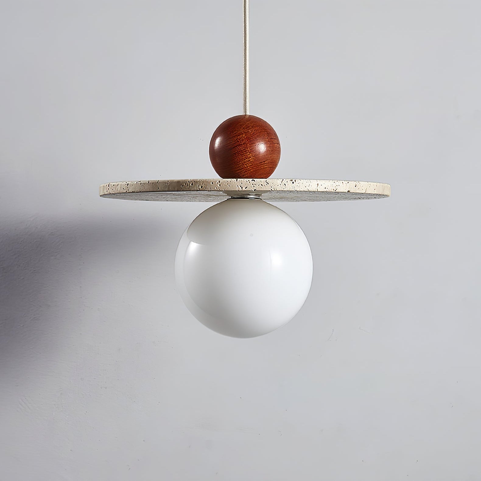 Suspension moderne Hjalmar en Travertin jaune et rouge bois