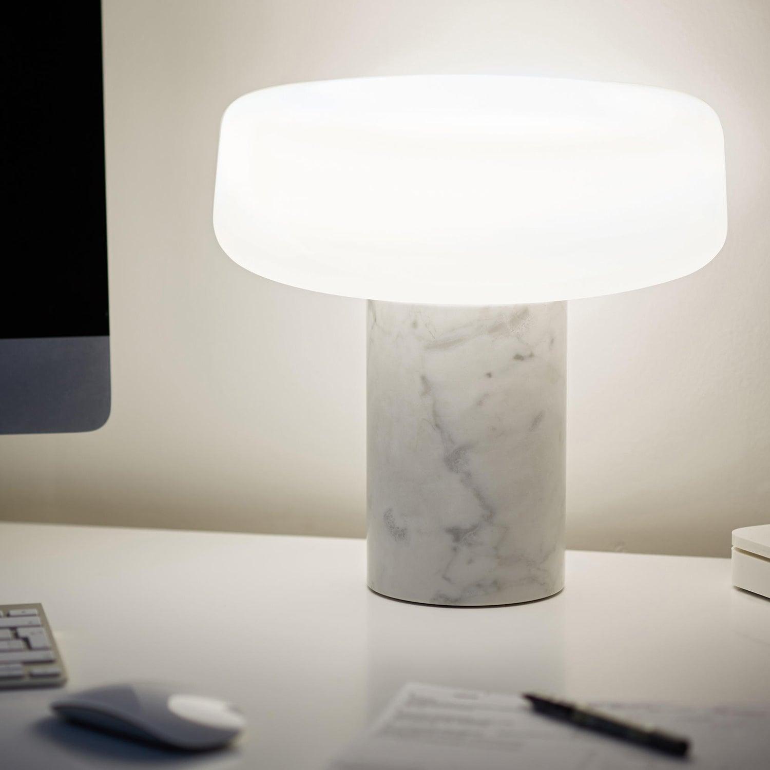 Lampe à poser moderne Byrne en Vert marbre et blanc