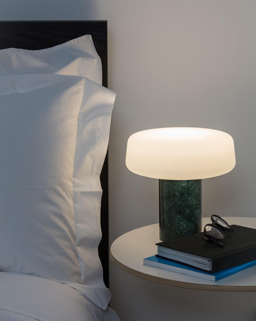 Lampe à poser moderne Byrne en Vert marbre et blanc