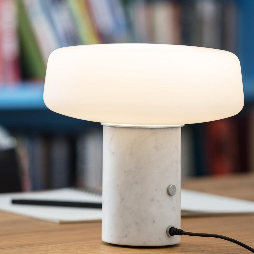 Lampe à poser moderne Byrne en Vert marbre et blanc