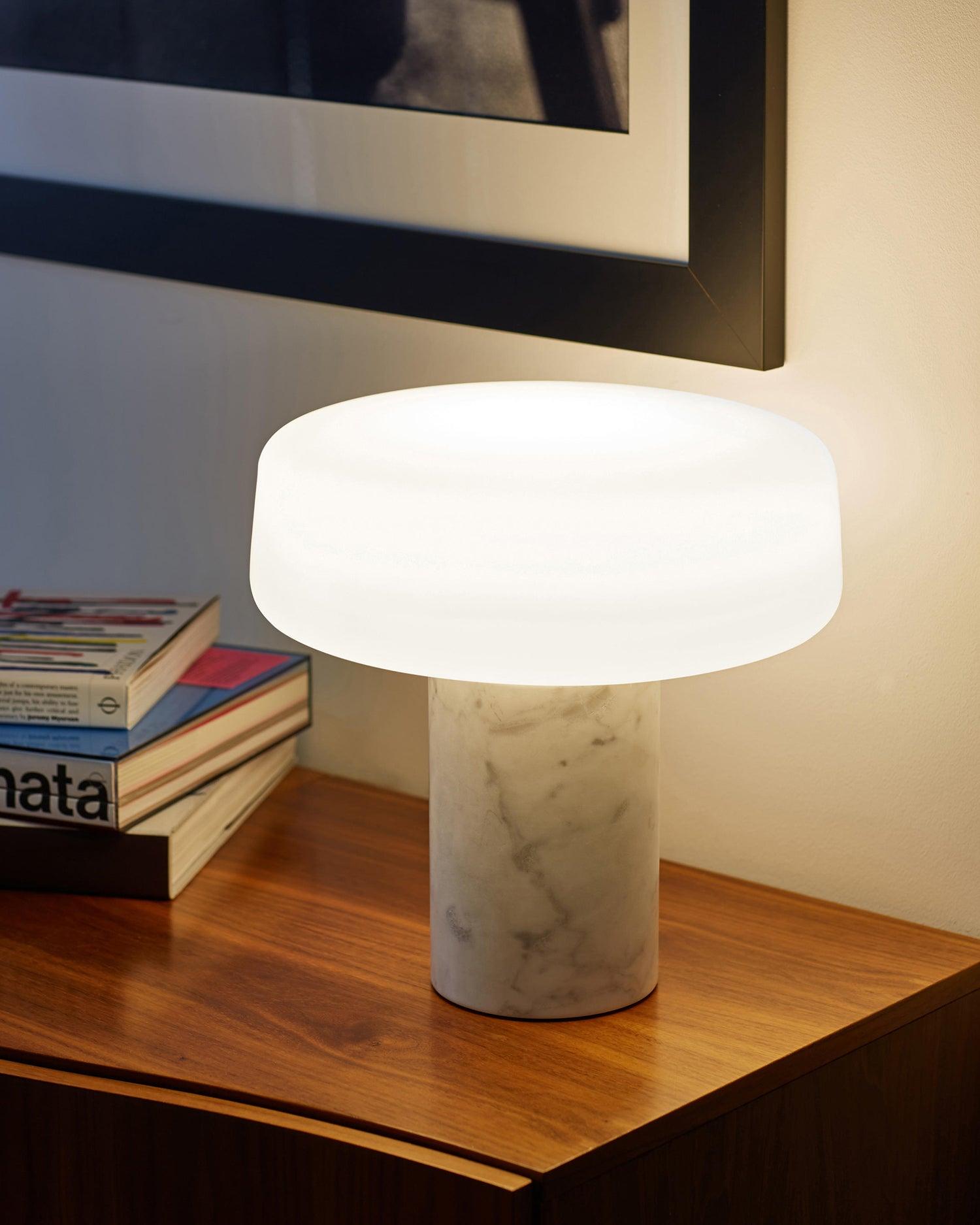 Lampe à poser moderne Byrne en Blanc marbre et blanc