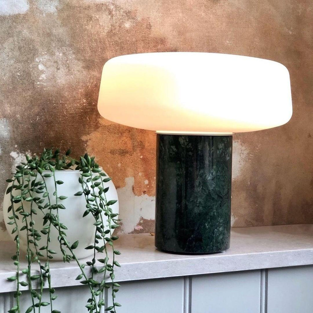 Lampe à poser moderne Byrne en Vert marbre et blanc