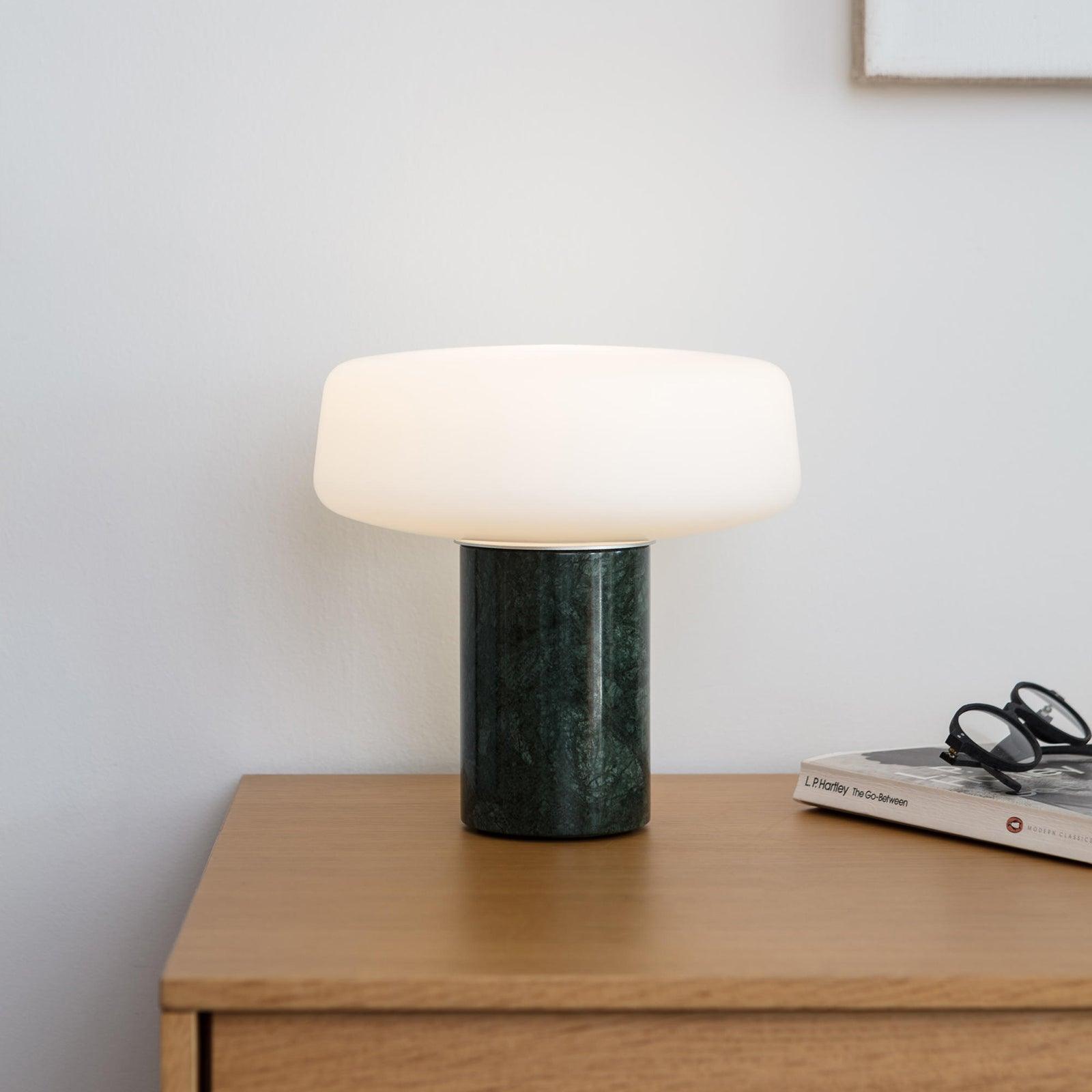 Lampe à poser moderne Byrne en Vert marbre et blanc