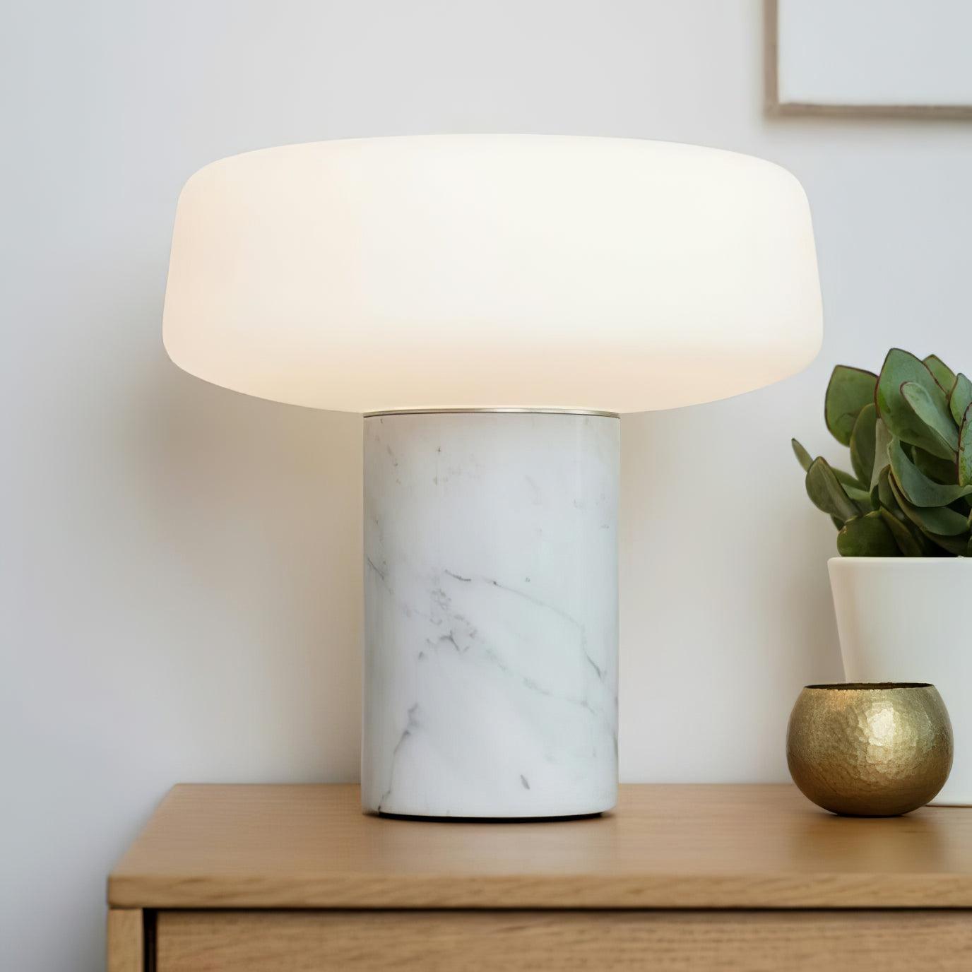 Lampe à poser moderne Byrne en Blanc marbre et blanc