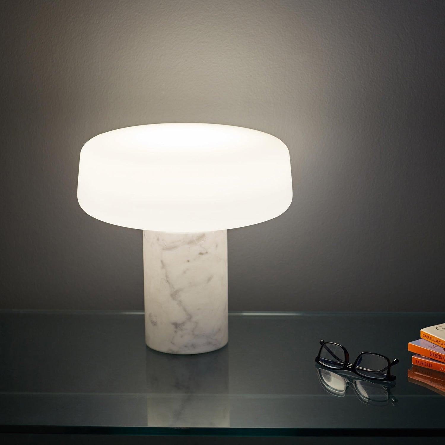 Lampe à poser moderne Byrne en Blanc marbre et blanc