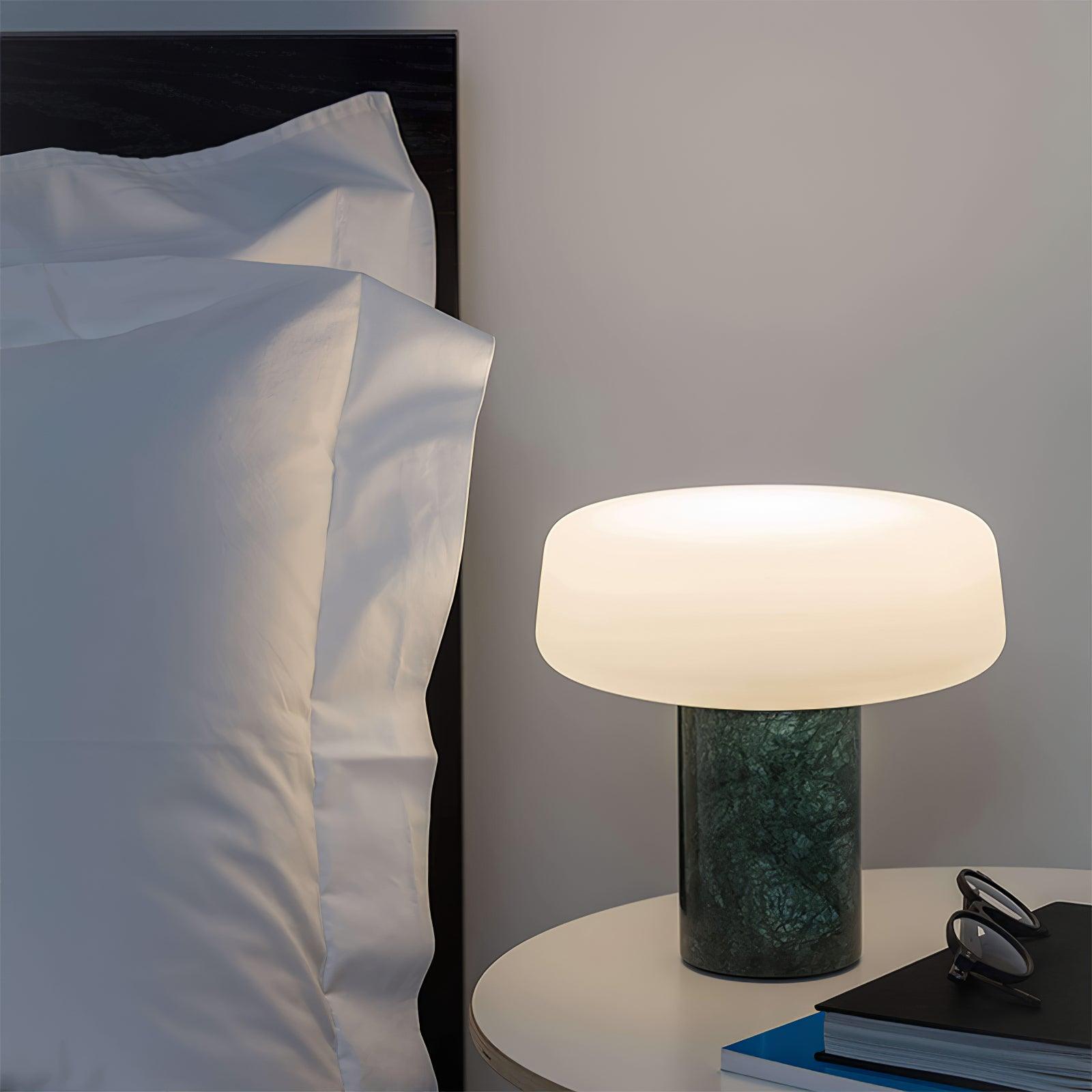 Lampe à poser moderne Byrne en Vert marbre et blanc