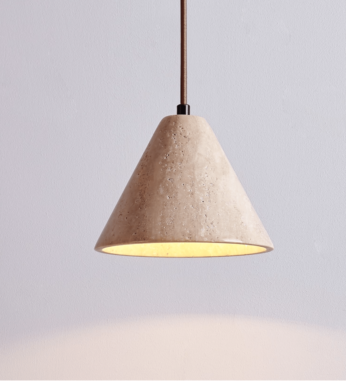 Suspension moderne Tarquin en Travertin jaune