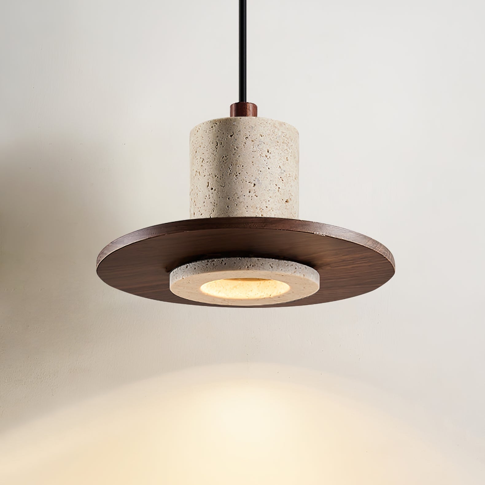 Suspension moderne Eggert en Noyer bois et travertin jaune