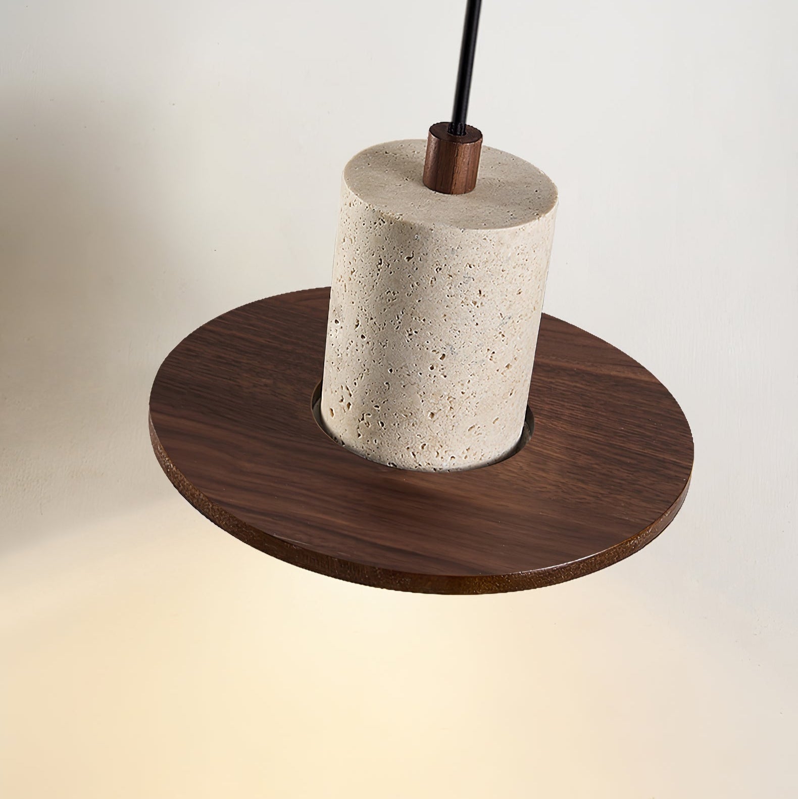 Suspension moderne Eggert en Noyer bois et travertin jaune