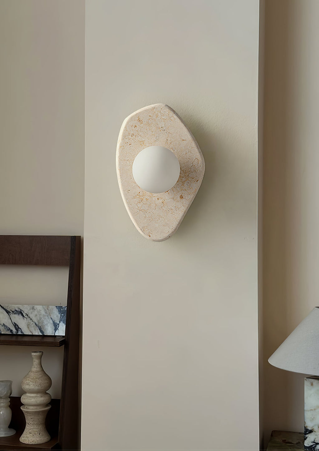 Applique murale moderne Aslak en pierre Coral rouge
